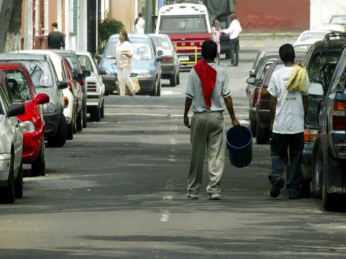 Sancionarán a franeleros por “apartar” calles en CDMX. Noticias en tiempo real