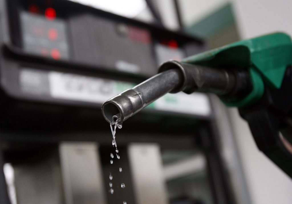 Gasolinas suben en México, pero en EU se precio baja. Noticias en tiempo real