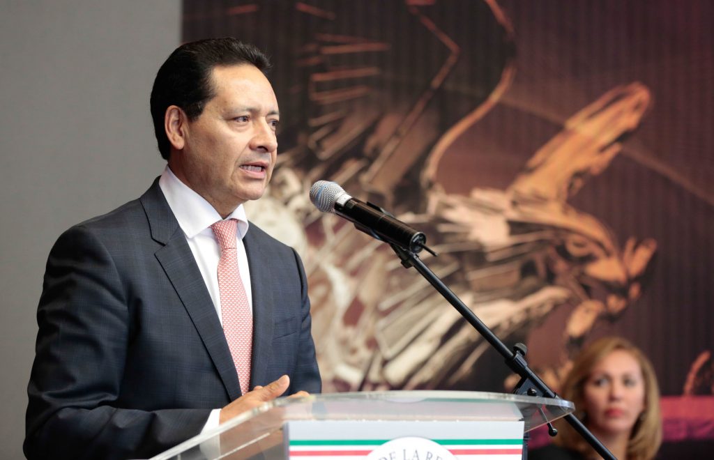 Senado mexicano envía de viaje a funcionario a Europa, con familia. Noticias en tiempo real