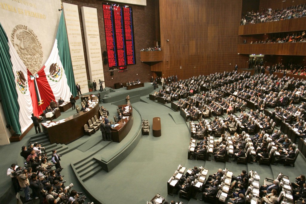 G3008928.JPG MÉXICO, DF.- Cámara-Legislatura.- Expertos concluyen que los diputados toman posesión acotados por 15 personajes a los que rendirán cuentas; además, la agenda estará marcada por la crisis y la sucesión presidencial. DSL. Foto Agencia EL UNIVERSAL/Pedro Mera