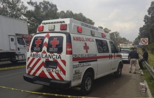 TEPOTZOTLAN, EDOMEX, 17SEPTIEMBRE2015.- Un hombre fue rematado en el interior de una ambulancia de la Cruz Roja cuando era trasladado por paramedicos de la Unidad Mex 251 de Cuautitlan Izcalli, el herido fue atendido por arma de fuego a la altura del kilómetro 43 de la autopista México-Querétaro y al estar siendo trasladado fueron interceptados por varios sujetos abordo de un auto Tsuru para asesinarlo en la agresión un paramédico resulto con una herida en la pierna. FOTO: DIEGO REYES /CUARTOSCURO.COM