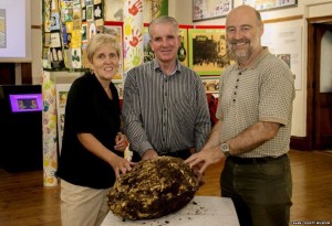 De derecha a izquierda: L-R: Savina Donohoe, curadora del museo Cavan County, el descubridor, Jack Conway y Andy Halpin del Museo Nacional de Irlanda