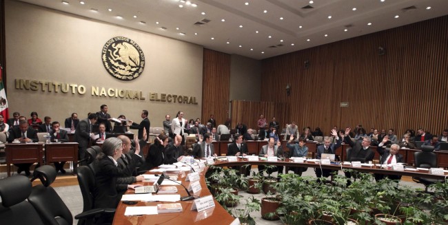 MÉXICO, D.F., 03FEBRERO2015.- Los consejeros electorales además de los representantes de partidos políticos: Pamela San Martín Ríos y Valles, José Roberto Ruiz Saldaña, Ciro Murayama Rendón, Adriana Margarita Favela, Enrique Andrade González,  Lorenzo Córdova Vianello, Edmundo Jacobo Molina, Marco Antonio Baños Martínez,   Beatriz Eugenia Galindo Centeno, Benito Nacif Hernández, Arturo Sánchez Gutiérrez y Javier Santiago Castillo en votación económica durante  la sesión de Instituto Nacional Electoral. FOTO: INE /CUARTOSCURO.COM