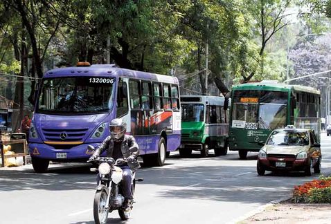 Paseo-Reforma-circulan-unidades-viejas_MILIMA20160411_0013_11