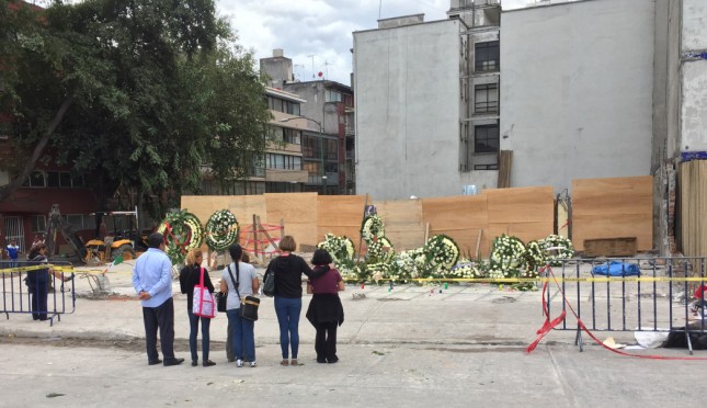 Vecinos Colocan coronas fúnebres y veladoras