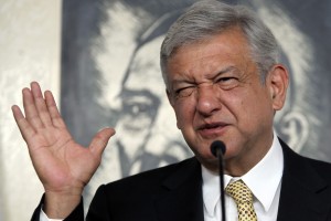 G10051216.JPG MÉXICO, D.F.-Elections/Elecciones-AMLO. El candidato presidencial de la alianza Movimiento Progresista (PRD, PT y MC), Andrés Manuel López Obrador durante conferencia de prensa matutina, este jueves en la Ciudad de México. Foto: Agencia EL UNIVERSAL/Lucía Godínez.