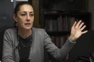 La candidata de Morenaa la jefatura del Gobierno de la CDMX, Claudia Sheinbaum, durante la entrevista en la coordinacion de Capital de La Jornada, el 26 de febrero de 2018. Foto Jose Carlo Gonzalez