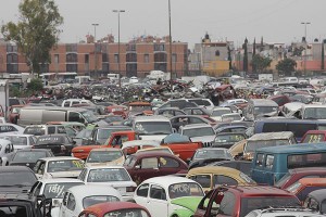 MÉXICO, D.F., 02NOVIEMBRE2012.- Debido a la gran cantidad de automoviles viejos un corralon en el eje 6 oriente se observa con sobrecupo. FOTO: SAÚL LÓPEZ /CUARTOSCURO.COM