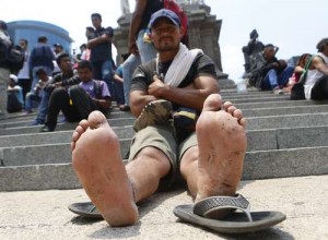 Migrantes marcharon ayer del Ángel de la Independencia a la sede diplomática de Estados Unidos