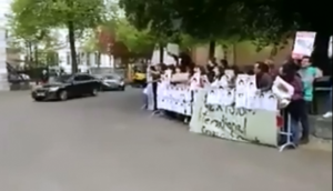 VIDEO_Le gritan a EPN Asesino en Europa