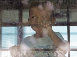 Más de 6 MIL NIÑ@S MIGRANTES son tratados como Delincuentes, llevados a CENTROS de DETENCIÓN en EU