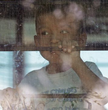 Más de 6 MIL NIÑ@S MIGRANTES son tratados como Delincuentes, llevados a CENTROS de DETENCIÓN en EU