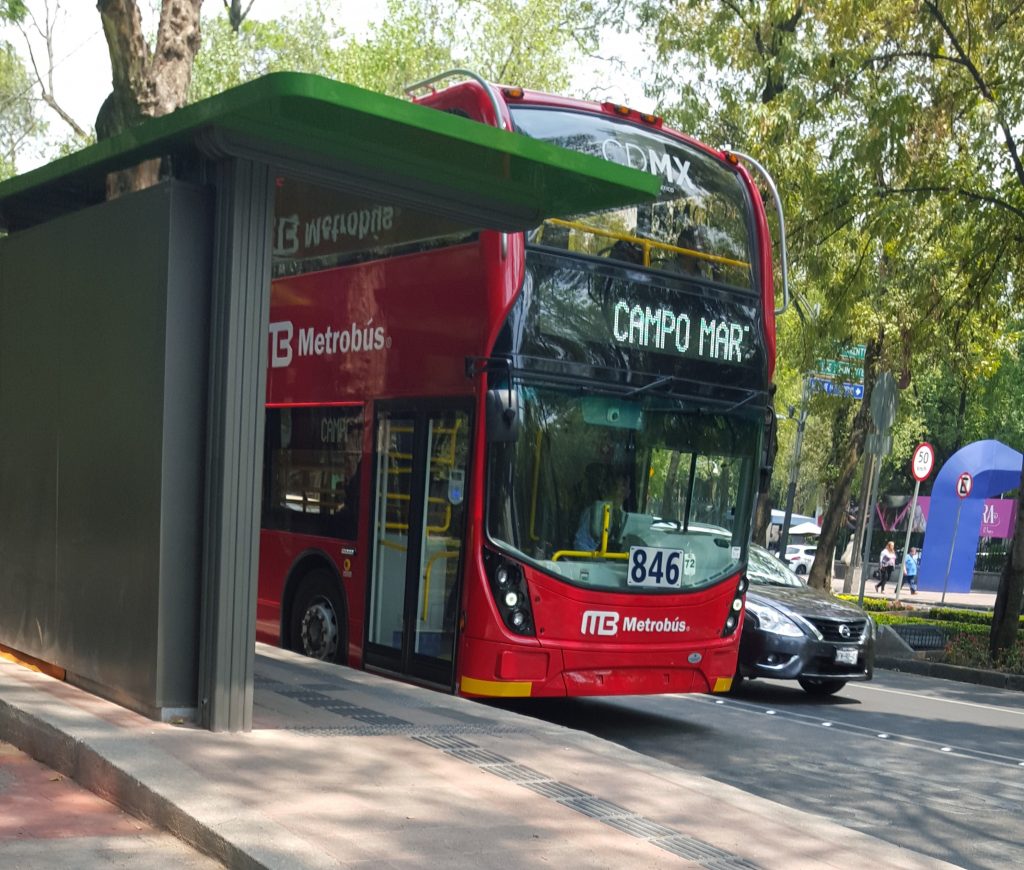 Disputan con ciclistas carril del Metrobús 7. Noticias en tiempo real