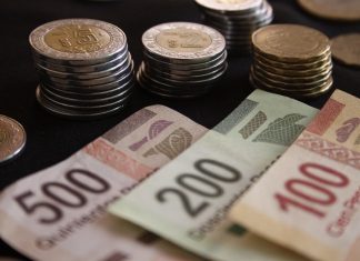 PUEBLA, Pue., 16 enero 2015.- Aspectos de billetes y monedas de diferentes denominaciones otorgadas por el Banco de México. //Francisco Guasco/Agencia Enfoque//