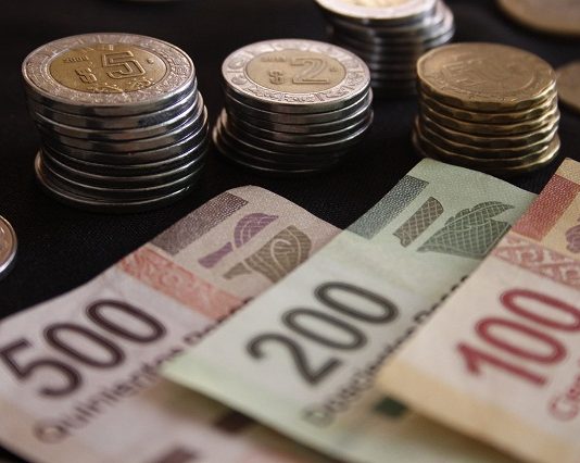 PUEBLA, Pue., 16 enero 2015.- Aspectos de billetes y monedas de diferentes denominaciones otorgadas por el Banco de México. //Francisco Guasco/Agencia Enfoque//
