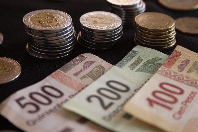 PUEBLA, Pue., 16 enero 2015.- Aspectos de billetes y monedas de diferentes denominaciones otorgadas por el Banco de México. //Francisco Guasco/Agencia Enfoque//