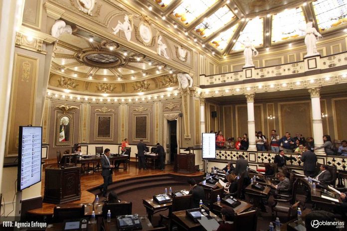 PUEBLA Pue., 01 Julio 2015.- Mario Rincón y Pablo Montiel Solana durante la Sesión Ordinaria del Congreso del Estado.