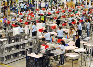 MAQUILADORAS realizan OLA de DESPIDOS debido al creciente uso de ROBOTS en la PRODUCCIÓN