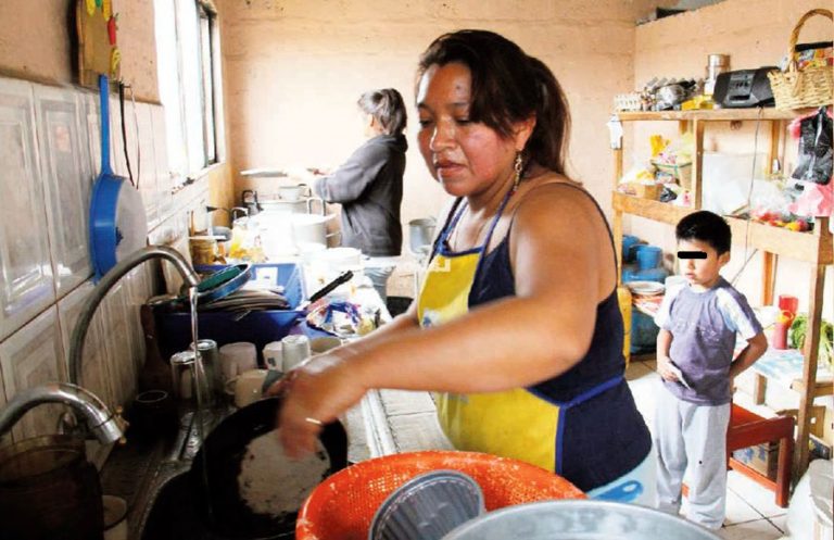 MUJERES destinan el triple de tiempo al trabajo NO REMUNERADO que los ...