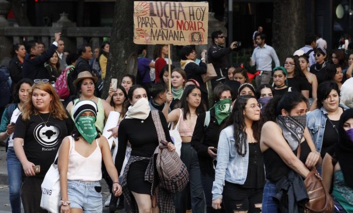 91125. Ciudad de México, 25 Nov 2019 (Notimex-Romina Solis).- Decenas de mujeres se reunen en la Glorieta de Insurgentes para participar en la marcha contra la violencia hacia las mujeres, que partió del Ángel de la Independencia rumbo al Zócalo capitalino. Ciudad de México, 25 de noviembre del 2019.