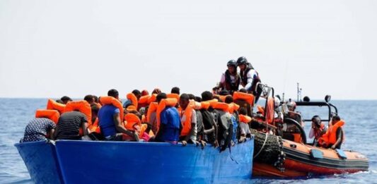 EUROPA adopta tácticas TRUMP contra INDOCUMENTADOS; hacen DEPORTACIONES a 3ros. PAÍSES