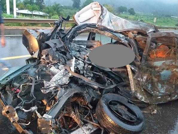 VIDEO: CHOQUE de TRÁILER y AUTO deja tres muertos en la autopista SIGLO ...