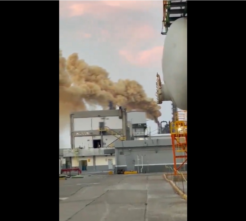 VIDEO: Captan enorme columna de HUMO amarillo y fuerte olor en la ...