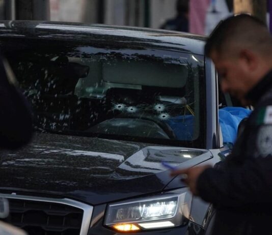 Camioneta de la Secretaria Particular de la Jefa de Gobierno, Clara Brugada, asesinada el 20 de mayo de 2025 Imagen de X