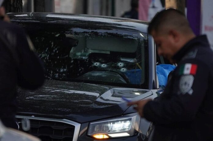 Camioneta de la Secretaria Particular de la Jefa de Gobierno, Clara Brugada, asesinada el 20 de mayo de 2025 Imagen de X