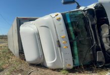 VIDEO: FUERTE VIENTO DERRIBA la caja de un tráiler ante los efectos del FRENTE FRÍO 27 en OAXACA