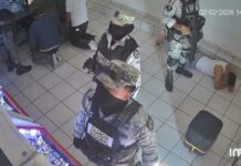 VIDEO: Elemento de la Guardia Nacional AGREDE a HOMBRE durante un cateo en NEGOCIO