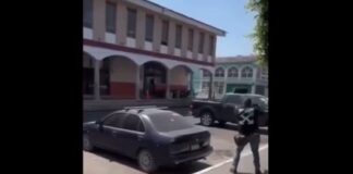 VIDEO: HOMBRES ARMADOS graban y difunden ATAQUE a balazos contra la PRESIDENCIA de Jiquilpan, MICHOACÁN
