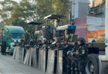 VIDEO: TRANSPORTISTAS y CAMPESINOS se enfrentan contra POLICÍAS de la CDMX