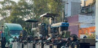 VIDEO: TRANSPORTISTAS y CAMPESINOS se enfrentan contra POLICÍAS de la CDMX