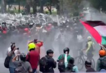 VIDEO: ENCAPUCHADOS se enfrentan con POLICÍAS cerca del ESTADIO CDMX
