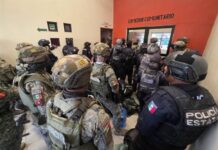 VIDEO: POBLADORES de Quechultenango bloquearon y quemaron patrullas; retuvieron a MILITARES y POLICÍAS