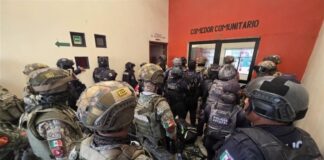 VIDEO: POBLADORES de Quechultenango bloquearon y quemaron patrullas; retuvieron a MILITARES y POLICÍAS