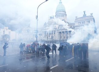 VIDEO: PAÍSES registran PROTESTAS y REPRESIÓN contra ESTUDIANTES y MAESTROS